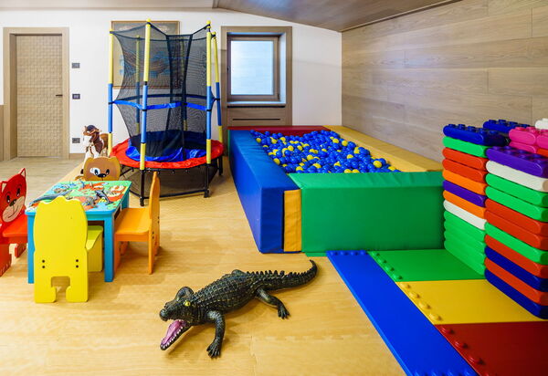 Chalet Smeraldo: Amenities, Balcony / Terrace / Patio, Hot Tub, Pool, Room Detail, Scenic View, Spring, Wellness, Winter