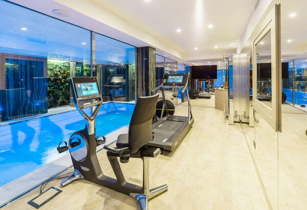 Chalet Smeraldo: Amenities, Balcony / Terrace / Patio, Hot Tub, Pool, Room Detail, Scenic View, Spring, Wellness, Winter