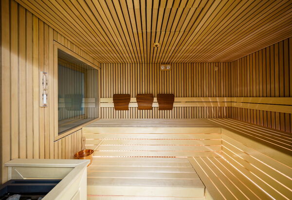 Chalet Smeraldo: Amenities, Balcony / Terrace / Patio, Hot Tub, Pool, Room Detail, Scenic View, Spring, Wellness, Winter
