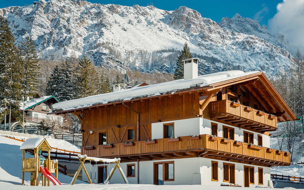 Chalet Smeraldo: Balcone / Terrazza / Patio, Benessere, Caratteristiche, Dettagli della stanza, Idromassaggio, Inverno, Piscina, Primavera, Vista Panoramica