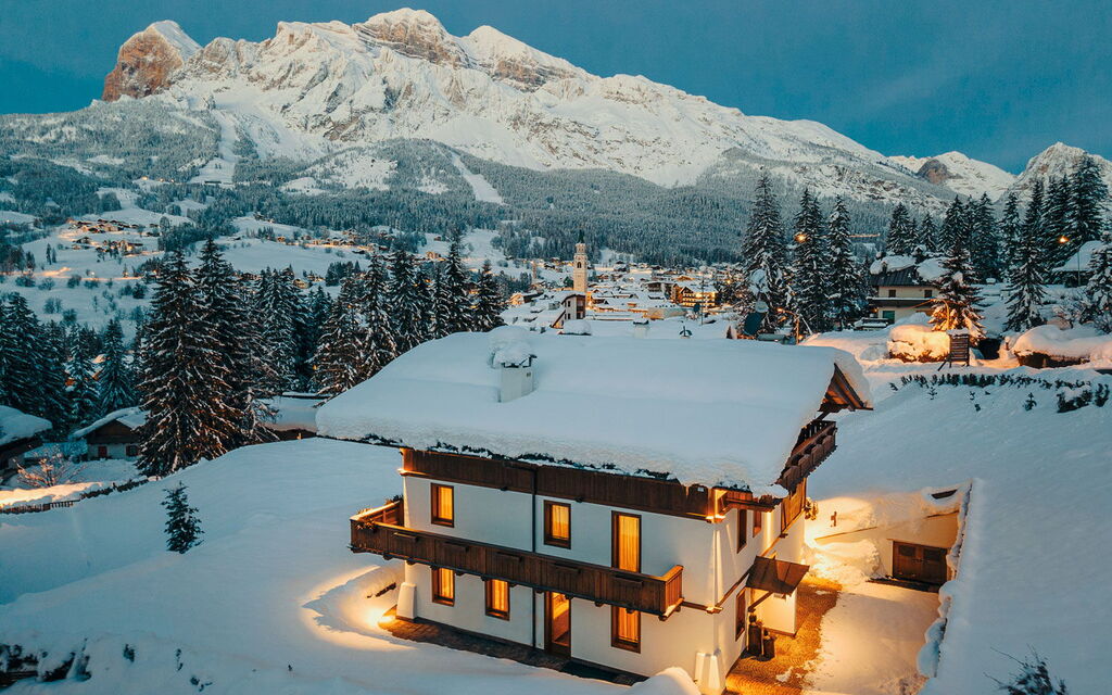 Chalet Smeraldo: Balcone / Terrazza / Patio, Benessere, Caratteristiche, Dettagli della stanza, Idromassaggio, Inverno, Piscina, Primavera, Vista Panoramica