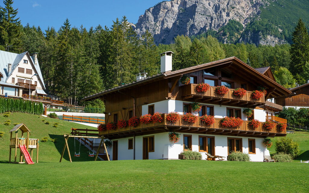 Chalet Smeraldo: Balcone / Terrazza / Patio, Benessere, Caratteristiche, Dettagli della stanza, Idromassaggio, Inverno, Piscina, Primavera, Vista Panoramica