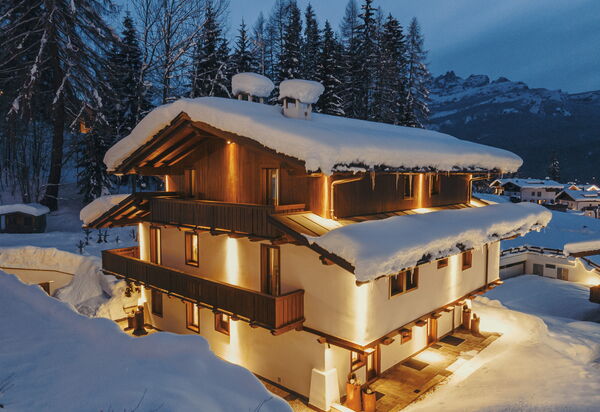 Chalet Parisi: Activities, Amenities, Balcony / Terrace / Patio, Building Exterior, Hot Tub, Main Entrance, Room Detail, Scenic View, Spring, Winter