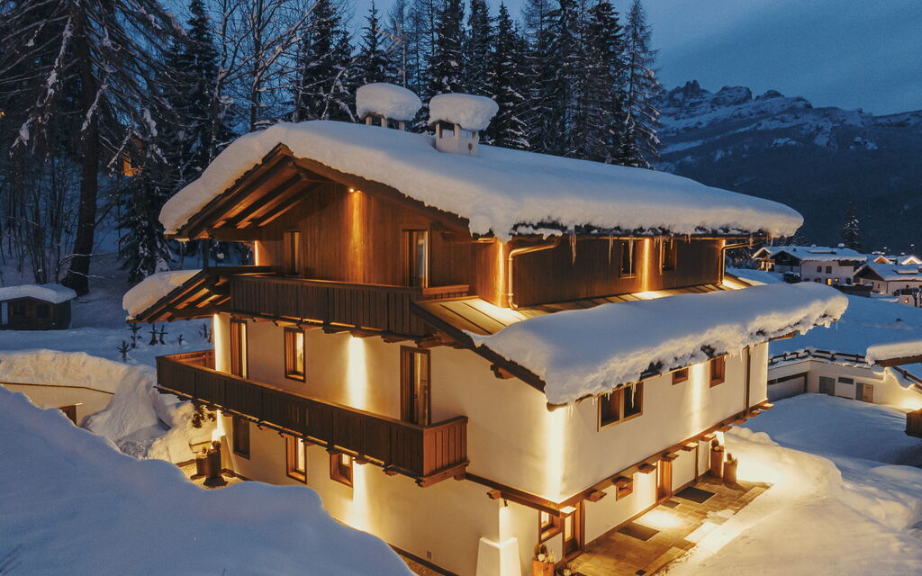 Chalet Parisi: Activities, Amenities, Balcony / Terrace / Patio, Building Exterior, Hot Tub, Main Entrance, Room Detail, Scenic View, Spring, Winter