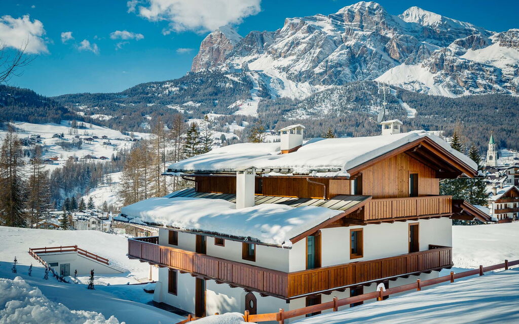 Chalet Parisi: Activities, Amenities, Balcony / Terrace / Patio, Building Exterior, Hot Tub, Main Entrance, Room Detail, Scenic View, Spring, Winter