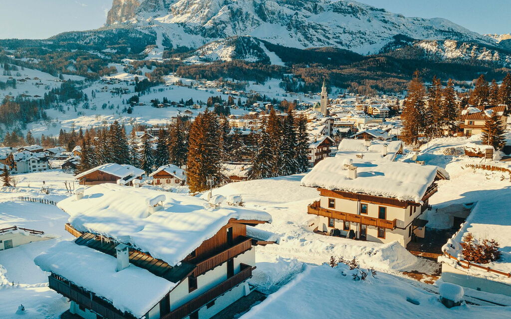 Chalet Parisi: Activities, Amenities, Balcony / Terrace / Patio, Building Exterior, Hot Tub, Main Entrance, Room Detail, Scenic View, Spring, Winter