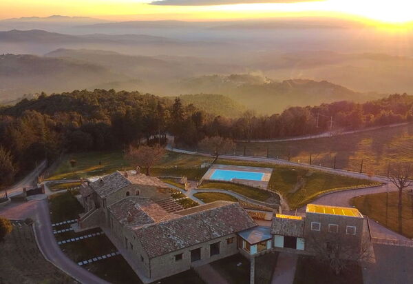 Villa Perfetta: all'aperto, Attività, Balcone / Terrazza / Patio, Caratteristiche, Cibo, Estate, Idromassaggio, Persone, Piscina, Primavera