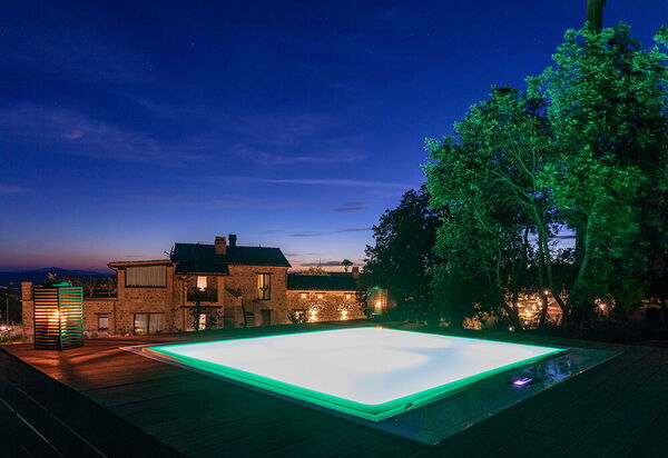 Villa Perfetta: all'aperto, Attività, Balcone / Terrazza / Patio, Caratteristiche, Cibo, Estate, Idromassaggio, Persone, Piscina, Primavera