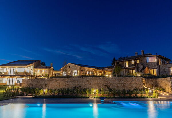 Villa Perfetta: all'aperto, Attività, Balcone / Terrazza / Patio, Caratteristiche, Cibo, Estate, Idromassaggio, Persone, Piscina, Primavera