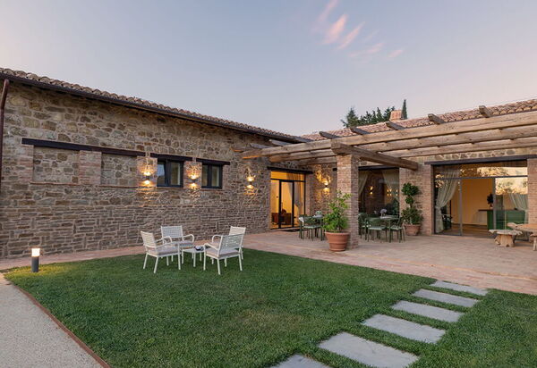 Villa Perfetta: all'aperto, Attività, Balcone / Terrazza / Patio, Caratteristiche, Cibo, Estate, Idromassaggio, Persone, Piscina, Primavera