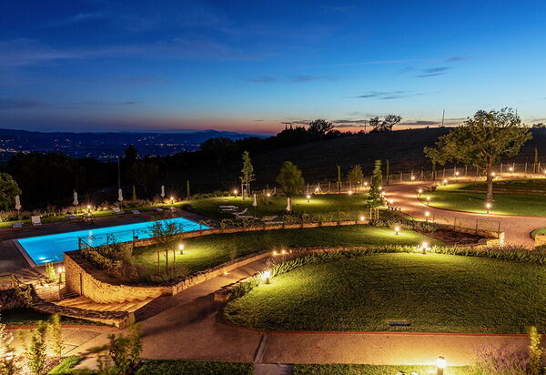 Villa Perfetta: all'aperto, Attività, Balcone / Terrazza / Patio, Caratteristiche, Cibo, Estate, Idromassaggio, Persone, Piscina, Primavera