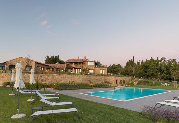 Villa Perfetta: all'aperto, Attività, Balcone / Terrazza / Patio, Caratteristiche, Cibo, Estate, Idromassaggio, Persone, Piscina, Primavera