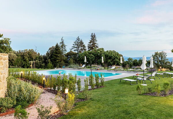 Villa Perfetta: all'aperto, Attività, Balcone / Terrazza / Patio, Caratteristiche, Cibo, Estate, Idromassaggio, Persone, Piscina, Primavera