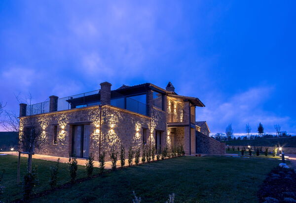 Villa Perfetta: all'aperto, Attività, Balcone / Terrazza / Patio, Caratteristiche, Cibo, Estate, Idromassaggio, Persone, Piscina, Primavera