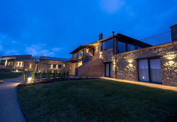 Villa Perfetta: all'aperto, Attività, Balcone / Terrazza / Patio, Caratteristiche, Cibo, Estate, Idromassaggio, Persone, Piscina, Primavera