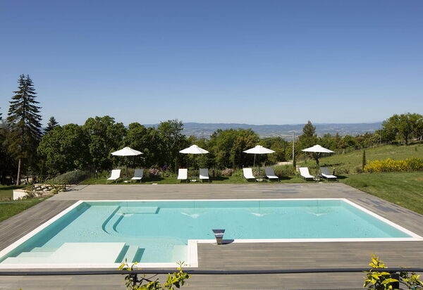 Villa Perfetta: all'aperto, Attività, Balcone / Terrazza / Patio, Caratteristiche, Cibo, Estate, Idromassaggio, Persone, Piscina, Primavera