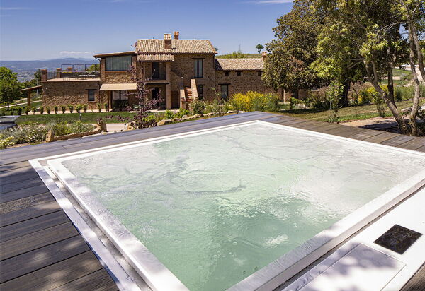 Villa Perfetta: all'aperto, Attività, Balcone / Terrazza / Patio, Caratteristiche, Cibo, Estate, Idromassaggio, Persone, Piscina, Primavera