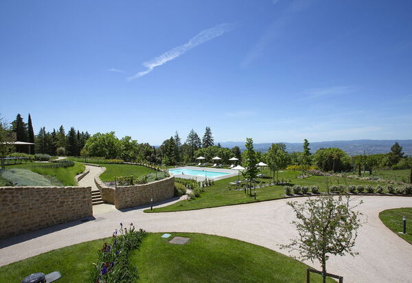 Villa Perfetta: all'aperto, Attività, Balcone / Terrazza / Patio, Caratteristiche, Cibo, Estate, Idromassaggio, Persone, Piscina, Primavera