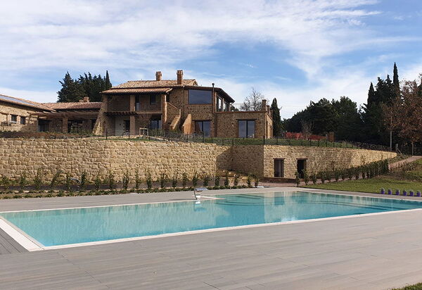 Villa Perfetta: all'aperto, Attività, Balcone / Terrazza / Patio, Caratteristiche, Cibo, Estate, Idromassaggio, Persone, Piscina, Primavera