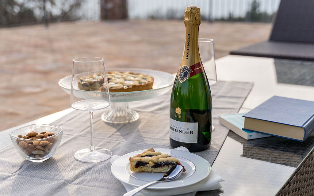 Villa Perfetta: Activities, Amenities, Balcony / Terrace / Patio, Food, Hot Tub, Outdoor, People, Pool, Spring, Summer