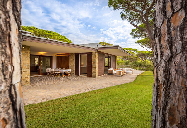 Villa Dei Pini: all'aperto, Balcone / Terrazza / Patio, Estate, Esterni, Giardino, Piscina, Primavera