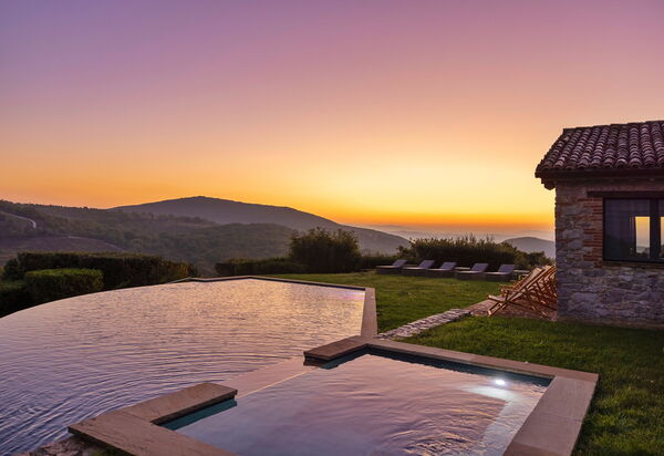 Villa Superba: Attività, Balcone / Terrazza / Patio, Caratteristiche, Estate, Esterni, Giardino, Piscina, Primavera, Servizi