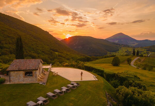 Villa Superba: Attività, Balcone / Terrazza / Patio, Caratteristiche, Estate, Esterni, Giardino, Piscina, Primavera, Servizi
