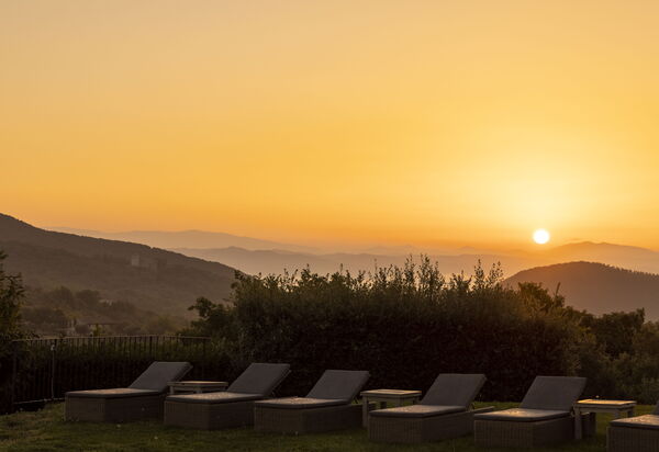 Villa Superba: Attività, Balcone / Terrazza / Patio, Caratteristiche, Estate, Esterni, Giardino, Piscina, Primavera, Servizi