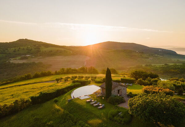 Villa Superba: Attività, Balcone / Terrazza / Patio, Caratteristiche, Estate, Esterni, Giardino, Piscina, Primavera, Servizi