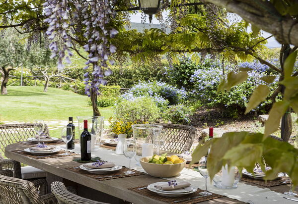 Villa Superba: Attività, Balcone / Terrazza / Patio, Caratteristiche, Estate, Esterni, Giardino, Piscina, Primavera, Servizi