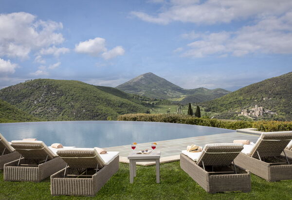 Villa Superba: Attività, Balcone / Terrazza / Patio, Caratteristiche, Estate, Esterni, Giardino, Piscina, Primavera, Servizi