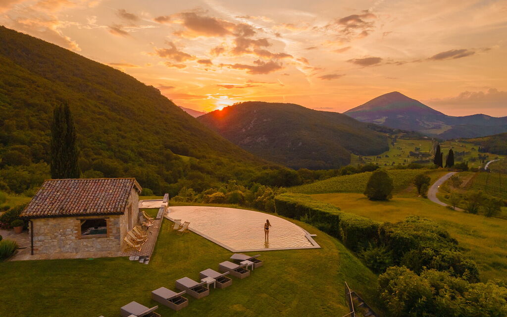 Villa Superba: Attività, Balcone / Terrazza / Patio, Caratteristiche, Estate, Esterni, Giardino, Piscina, Primavera, Servizi