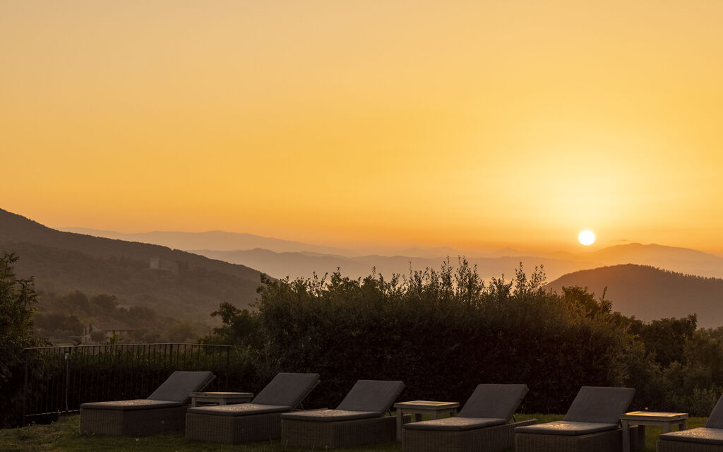 Villa Superba: Attività, Balcone / Terrazza / Patio, Caratteristiche, Estate, Esterni, Giardino, Piscina, Primavera, Servizi