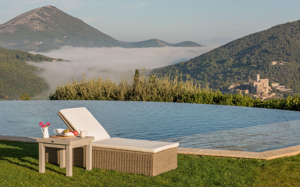 Villa Superba: Attività, Balcone / Terrazza / Patio, Caratteristiche, Estate, Esterni, Giardino, Piscina, Primavera, Servizi