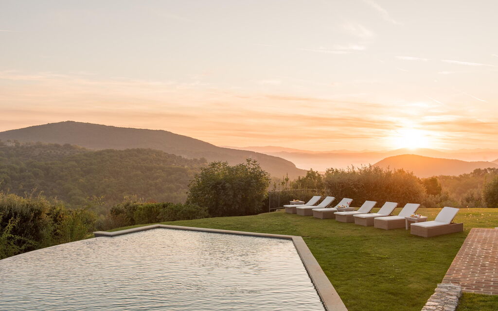 Villa Superba: Attività, Balcone / Terrazza / Patio, Caratteristiche, Estate, Esterni, Giardino, Piscina, Primavera, Servizi