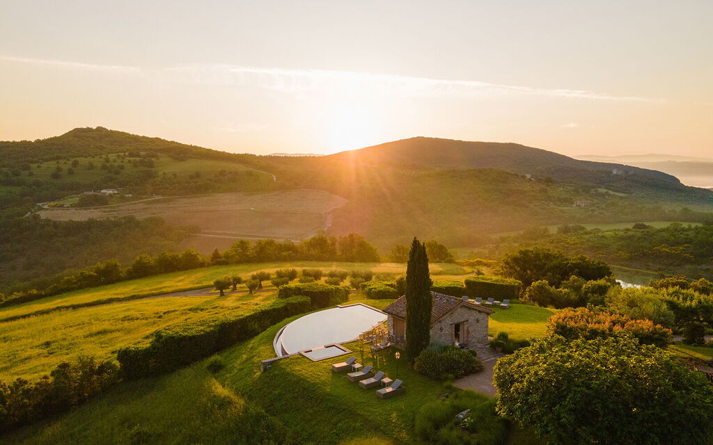 Villa Superba: Attività, Balcone / Terrazza / Patio, Caratteristiche, Estate, Esterni, Giardino, Piscina, Primavera, Servizi