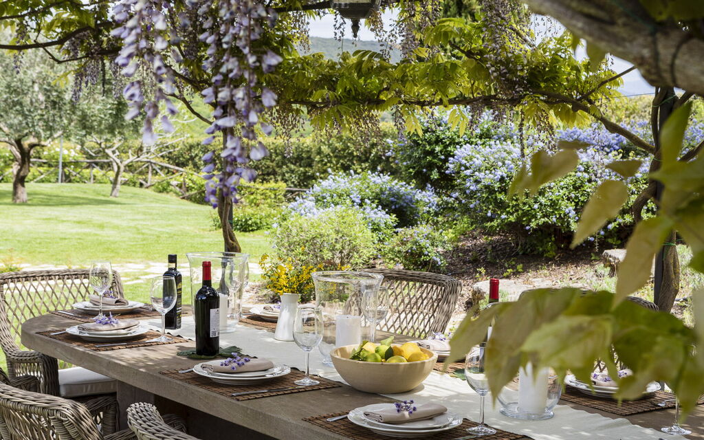 Villa Superba: Attività, Balcone / Terrazza / Patio, Caratteristiche, Estate, Esterni, Giardino, Piscina, Primavera, Servizi