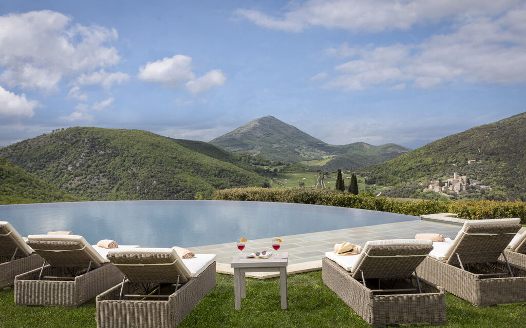 Villa Superba: Attività, Balcone / Terrazza / Patio, Caratteristiche, Estate, Esterni, Giardino, Piscina, Primavera, Servizi