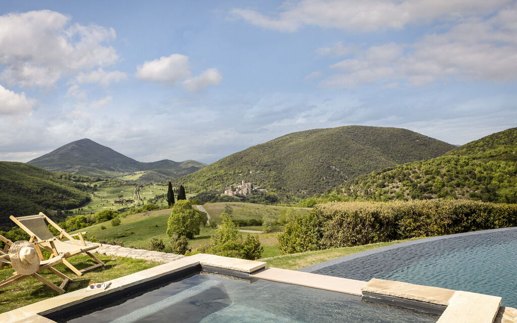 Villa Superba: Attività, Balcone / Terrazza / Patio, Caratteristiche, Estate, Esterni, Giardino, Piscina, Primavera, Servizi