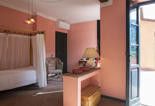 Villa Elvira: Attività, Balcone / Terrazza / Patio, Benessere, Caratteristiche, Entrata Principale, Estate, Esterni, Giardino, Piscina, Primavera