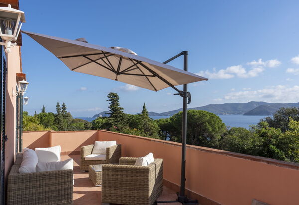 Villa Elvira: Attività, Balcone / Terrazza / Patio, Benessere, Caratteristiche, Entrata Principale, Estate, Esterni, Giardino, Piscina, Primavera