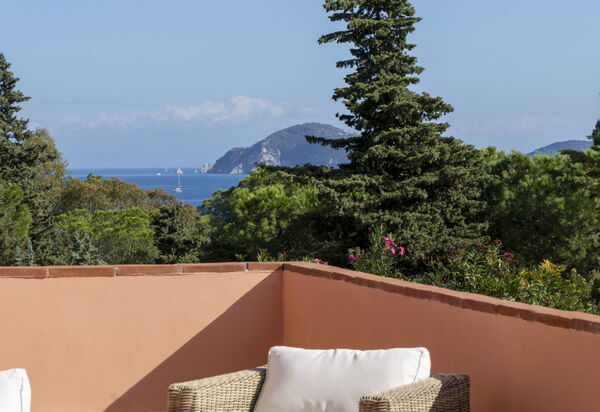 Villa Elvira: Attività, Balcone / Terrazza / Patio, Benessere, Caratteristiche, Entrata Principale, Estate, Esterni, Giardino, Piscina, Primavera