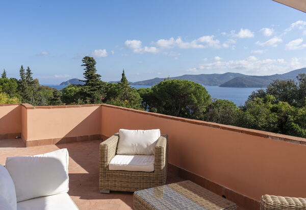 Villa Elvira: Attività, Balcone / Terrazza / Patio, Benessere, Caratteristiche, Entrata Principale, Estate, Esterni, Giardino, Piscina, Primavera