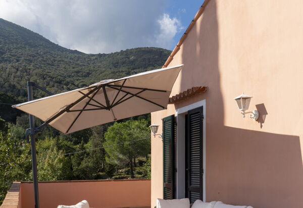 Villa Elvira: Attività, Balcone / Terrazza / Patio, Benessere, Caratteristiche, Entrata Principale, Estate, Esterni, Giardino, Piscina, Primavera