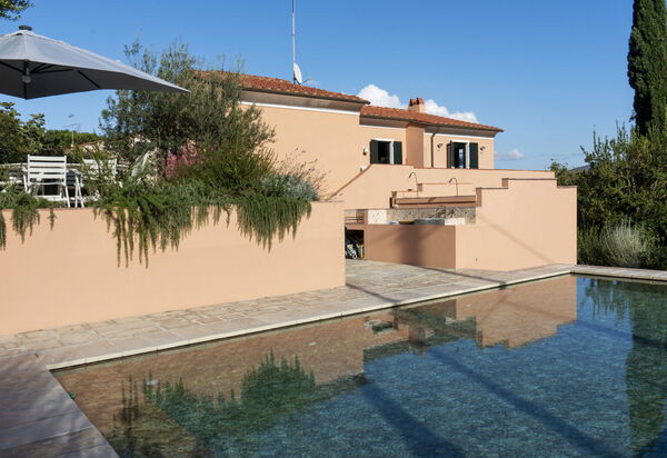 Villa Elvira: Attività, Balcone / Terrazza / Patio, Benessere, Caratteristiche, Entrata Principale, Estate, Esterni, Giardino, Piscina, Primavera