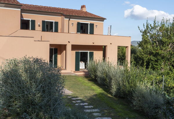 Villa Elvira: Attività, Balcone / Terrazza / Patio, Benessere, Caratteristiche, Entrata Principale, Estate, Esterni, Giardino, Piscina, Primavera