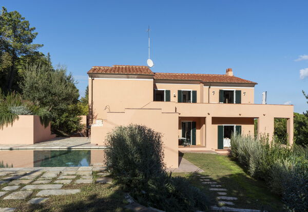 Villa Elvira: Attività, Balcone / Terrazza / Patio, Benessere, Caratteristiche, Entrata Principale, Estate, Esterni, Giardino, Piscina, Primavera