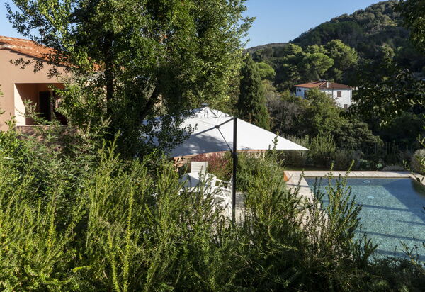 Villa Elvira: Attività, Balcone / Terrazza / Patio, Benessere, Caratteristiche, Entrata Principale, Estate, Esterni, Giardino, Piscina, Primavera