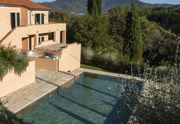 Villa Elvira: Attività, Balcone / Terrazza / Patio, Benessere, Caratteristiche, Entrata Principale, Estate, Esterni, Giardino, Piscina, Primavera