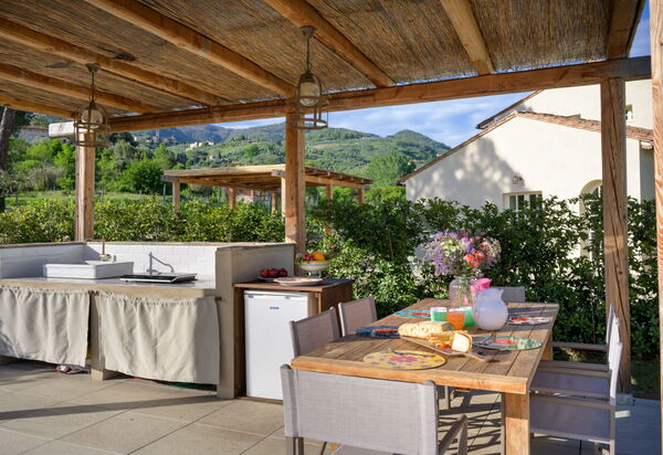 Villa Collalto 12: Attività, Balcone / Terrazza / Patio, Caratteristiche, Cibo, Entrata Principale, Estate, Esterni, Giardino, Primavera, Servizi